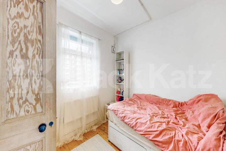 Charming three bedroomed apartment Congreve street, Elephant and Castle